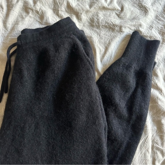 Naadam Off-Duty Cashmere Jogger in Black Small - Picture 6 of 16
